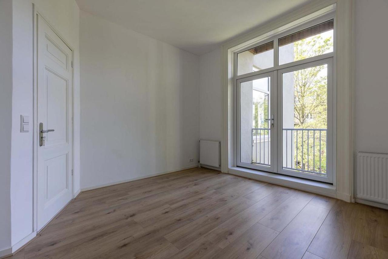 82 m² and Three Bedrooms in De Pijp - Image 15