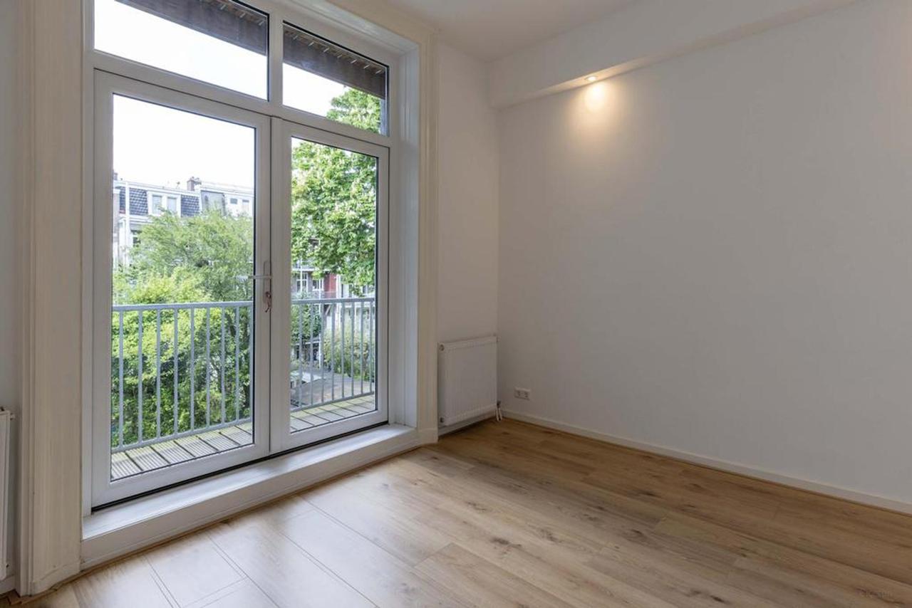82 m² and Three Bedrooms in De Pijp - Image 17