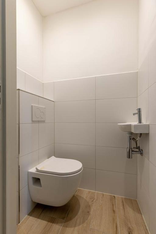 82 m² and Three Bedrooms in De Pijp - Image 19