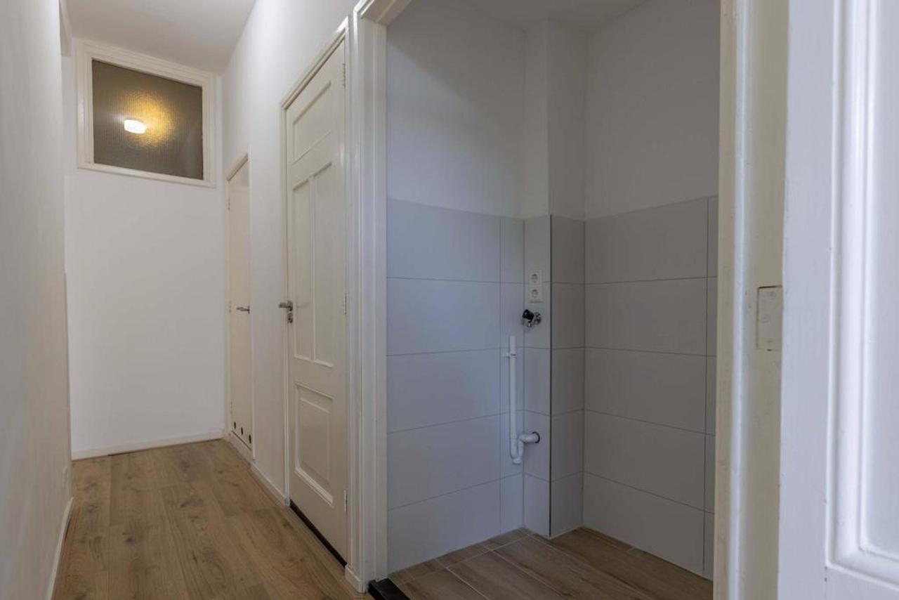 82 m² and Three Bedrooms in De Pijp - Image 20