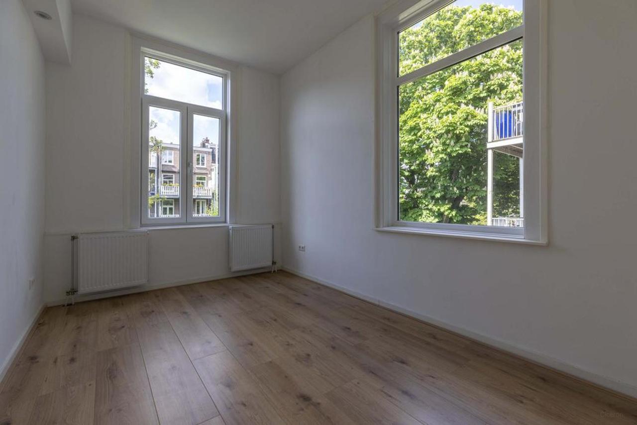 82 m² and Three Bedrooms in De Pijp - Image 21