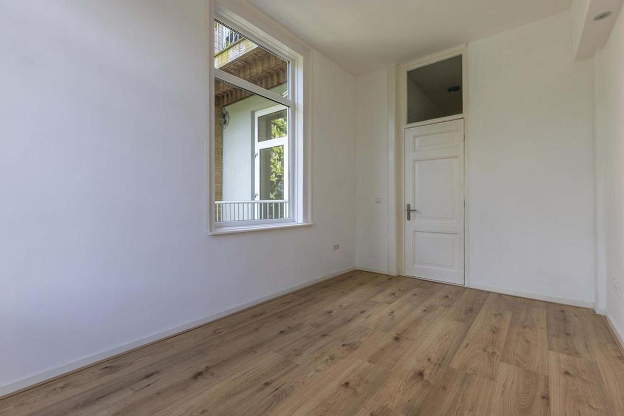 82 m² and Three Bedrooms in De Pijp - Image 22