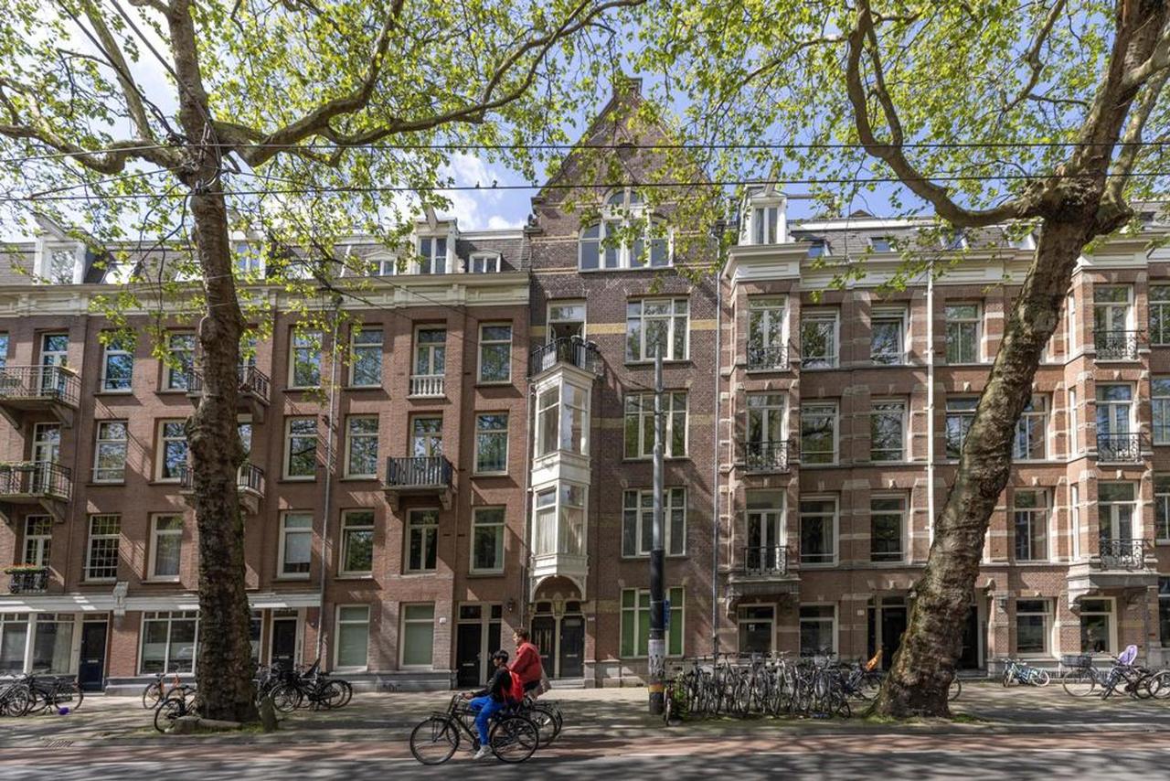 82 m² and Three Bedrooms in De Pijp - Image 23