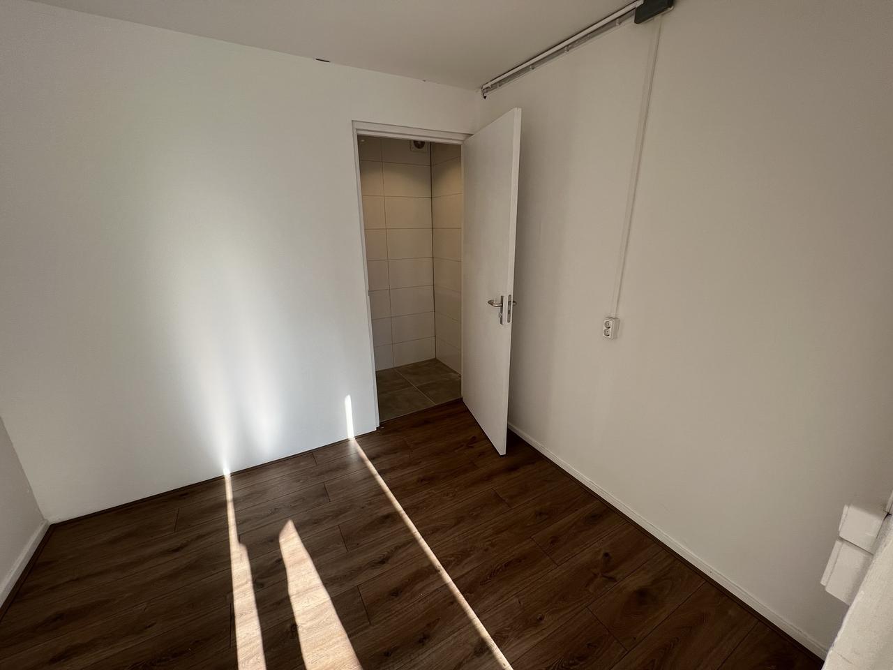 Vijf slaapkamers, twee keukens en een tuin - Afbeelding 12
