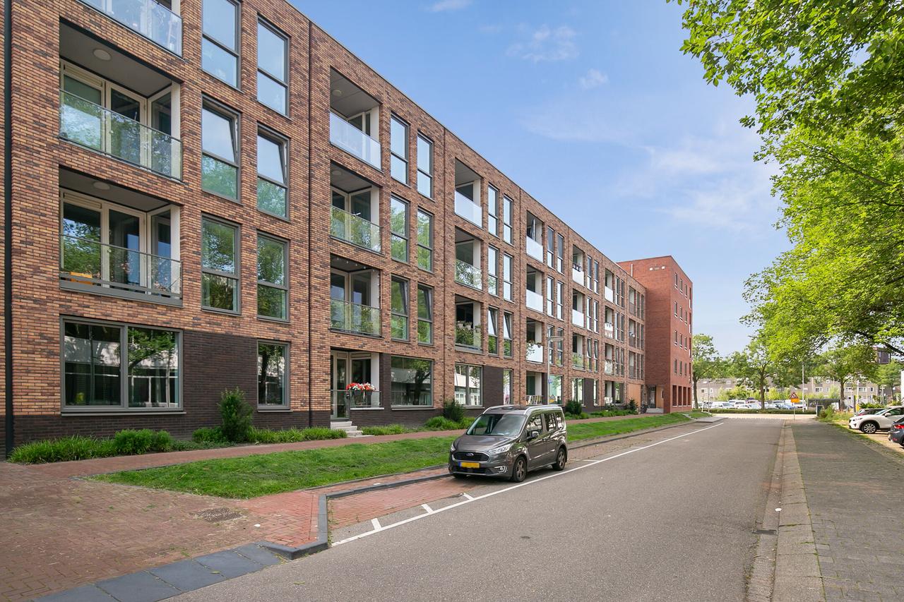 Energy-efficient apartment with balcony - Image 1