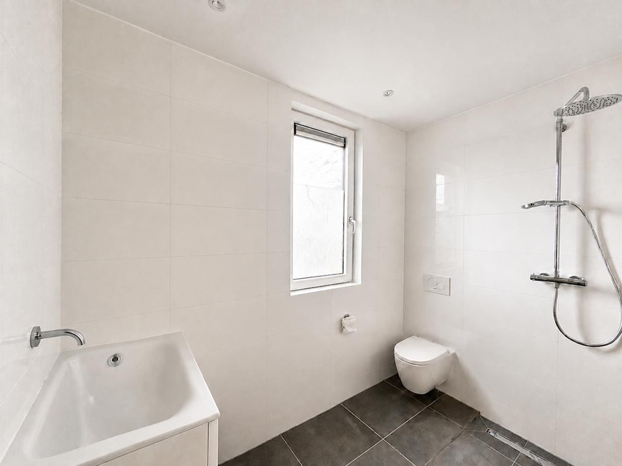 117 m² with Three Bedrooms and Balcony - Image 15