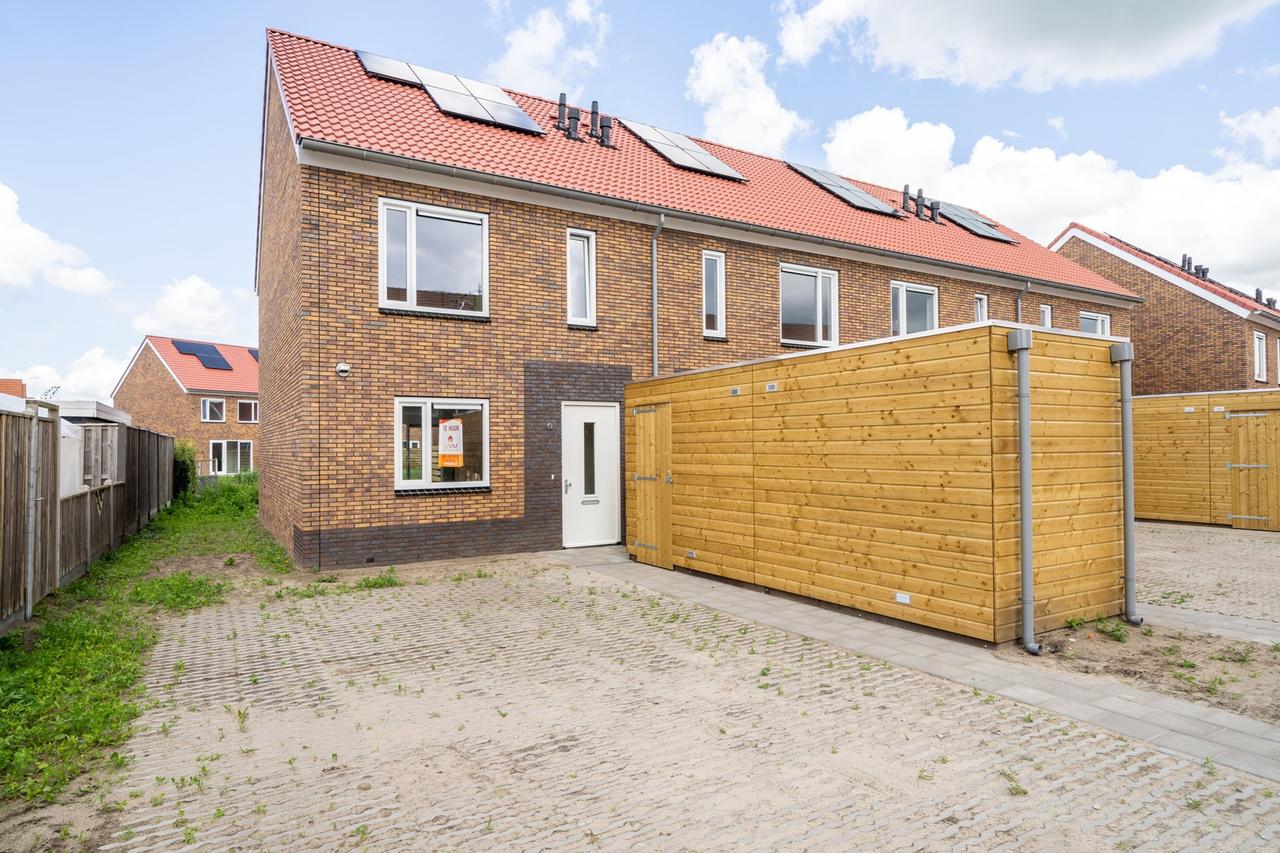 Energy-efficient waterfront living in Wapenveld - Image 1