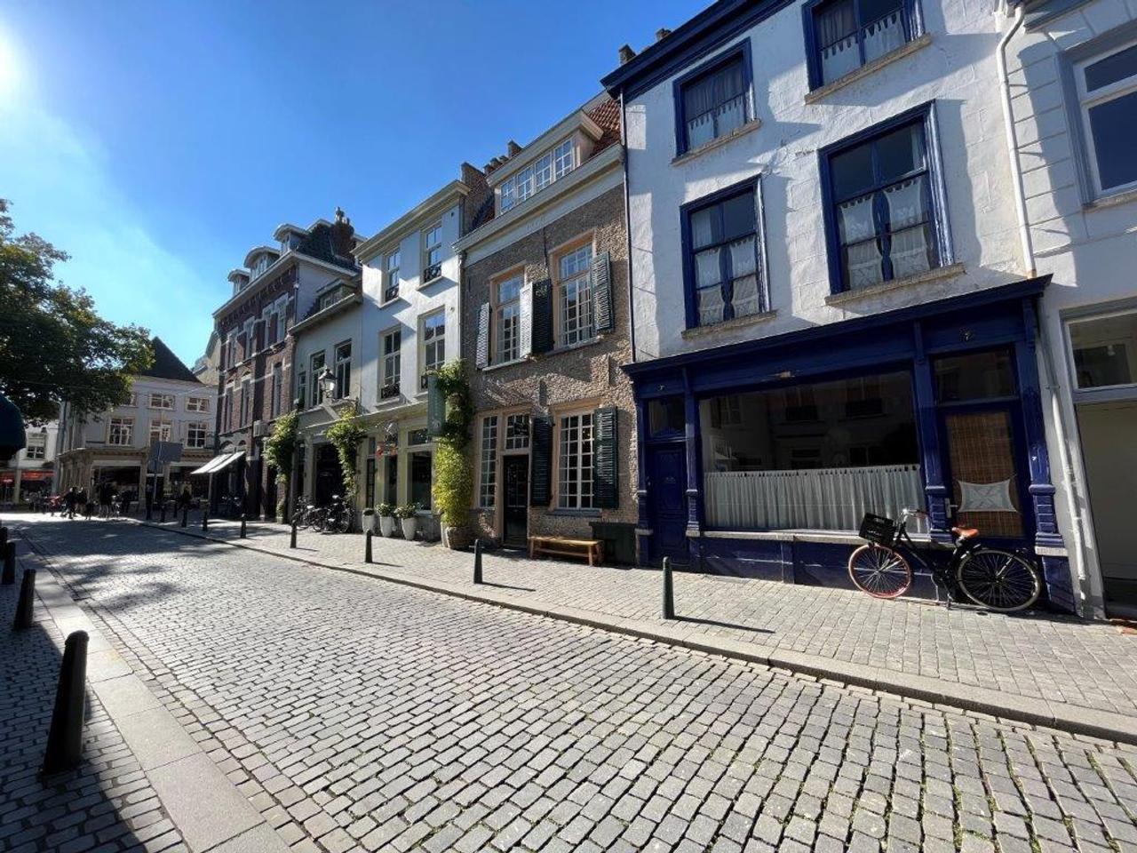 Monumentaal herenhuis uit 1519 in Breda - Afbeelding 1