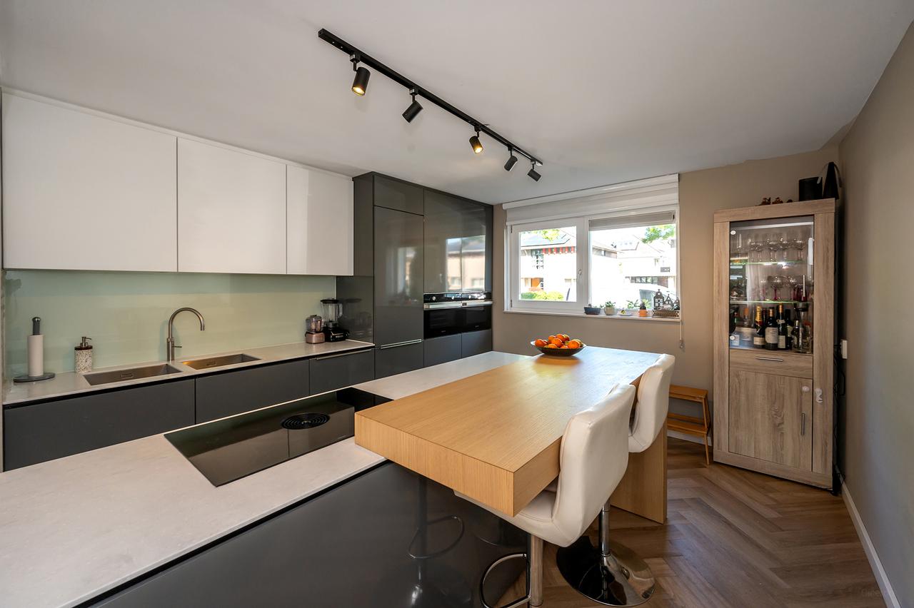 175 m² gemeubileerd met tuin en parking - Afbeelding 9