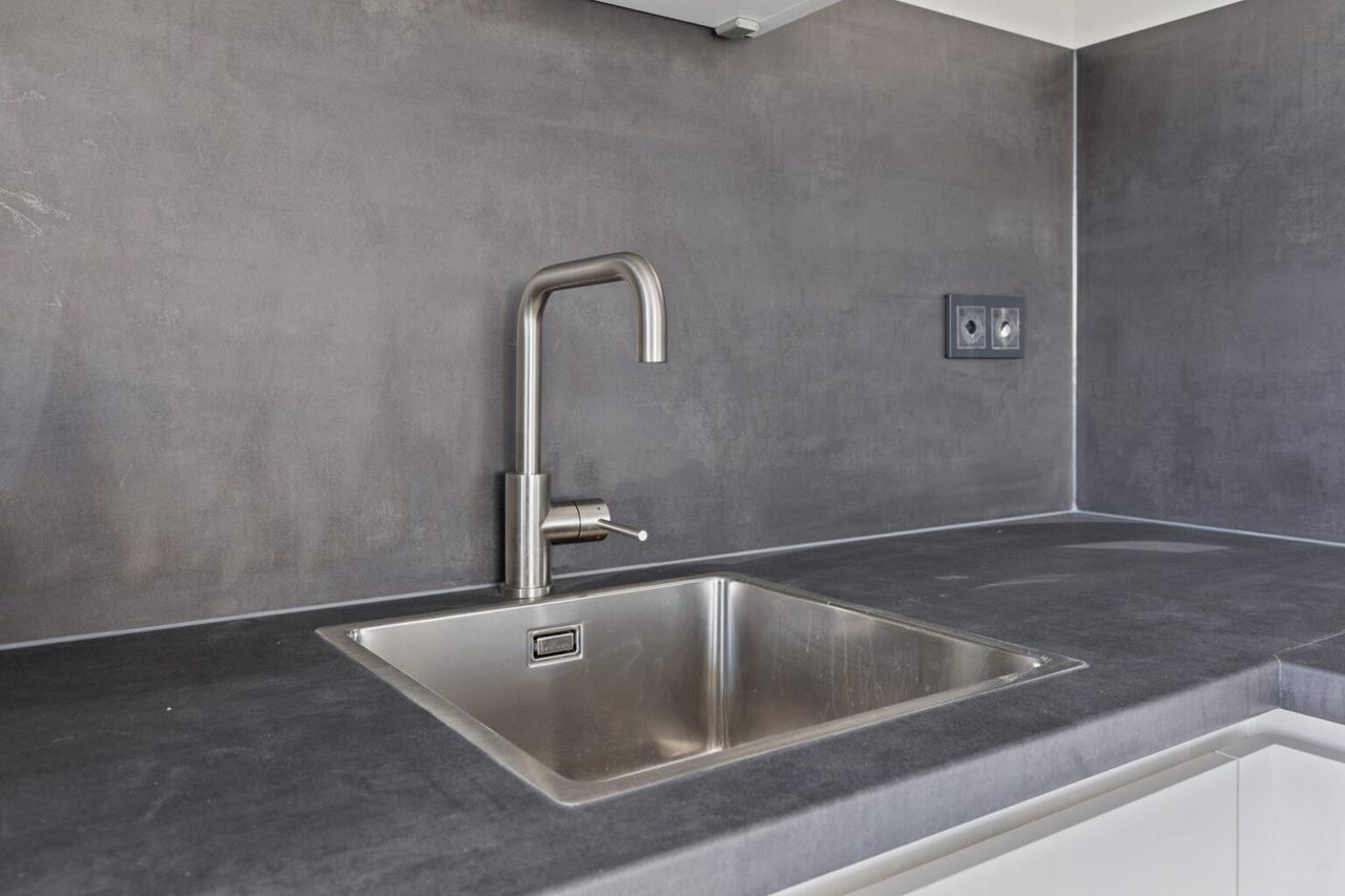 Live on the 14th floor with balcony and views - Image 9