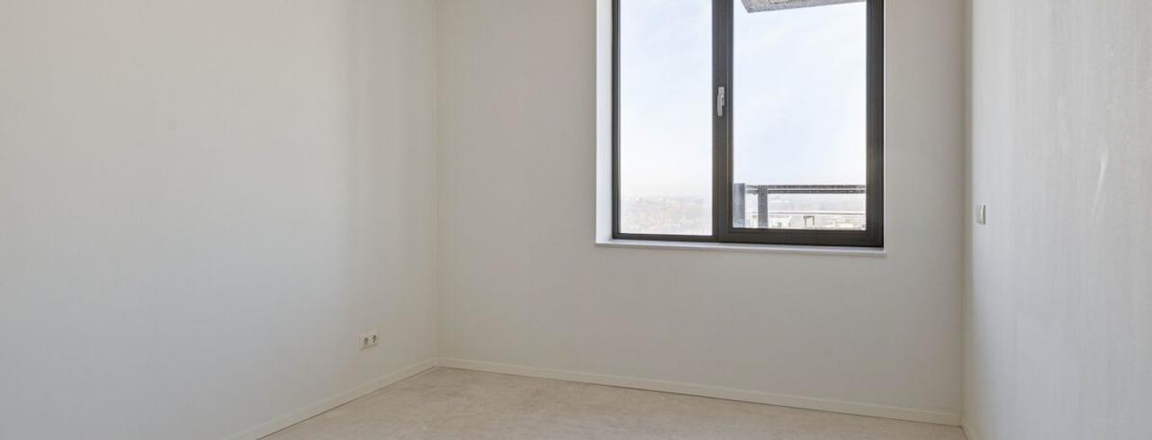 Views and balcony on the 11th floor - Image 9