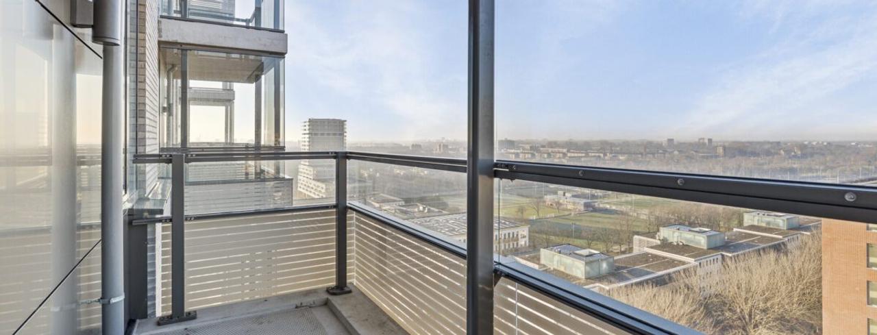 Views and balcony on the 11th floor - Image 13
