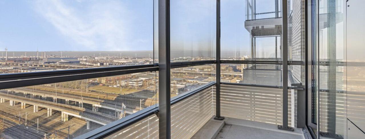 Views and balcony on the 11th floor - Image 14