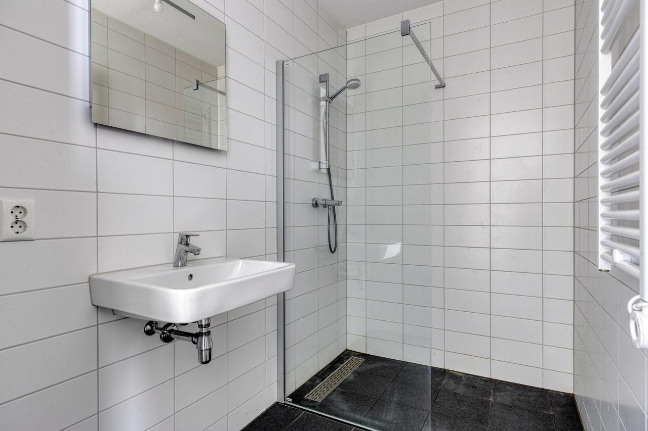 Modern apartment with spacious balcony in Noord - Image 4