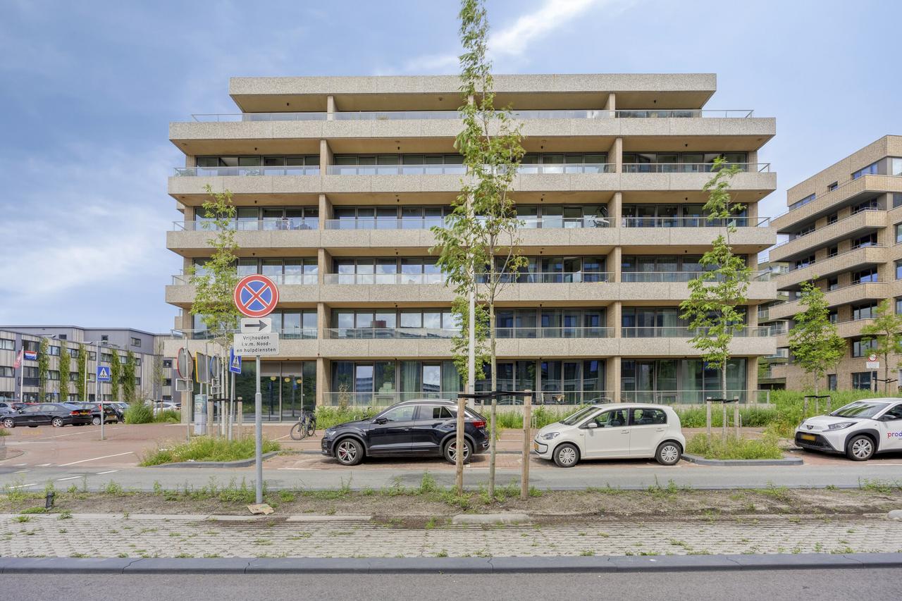 Modern apartment with spacious balcony in Noord - Image 7