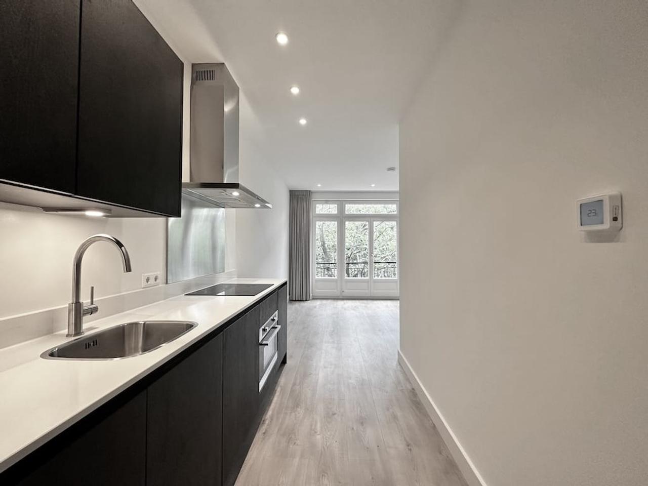 Two-Bedroom Apartment with Two Balconies in De Pijp - Image 1