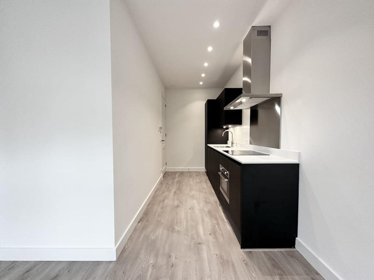 Two-Bedroom Apartment with Two Balconies in De Pijp - Image 2