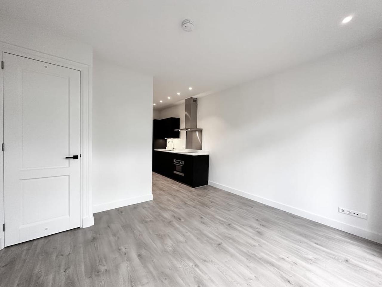 Two-Bedroom Apartment with Two Balconies in De Pijp - Image 5