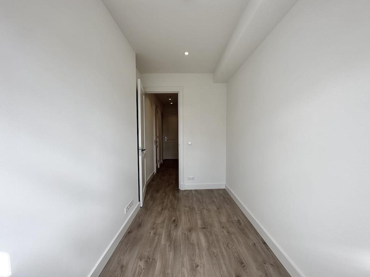 Two-Bedroom Apartment with Two Balconies in De Pijp - Image 6