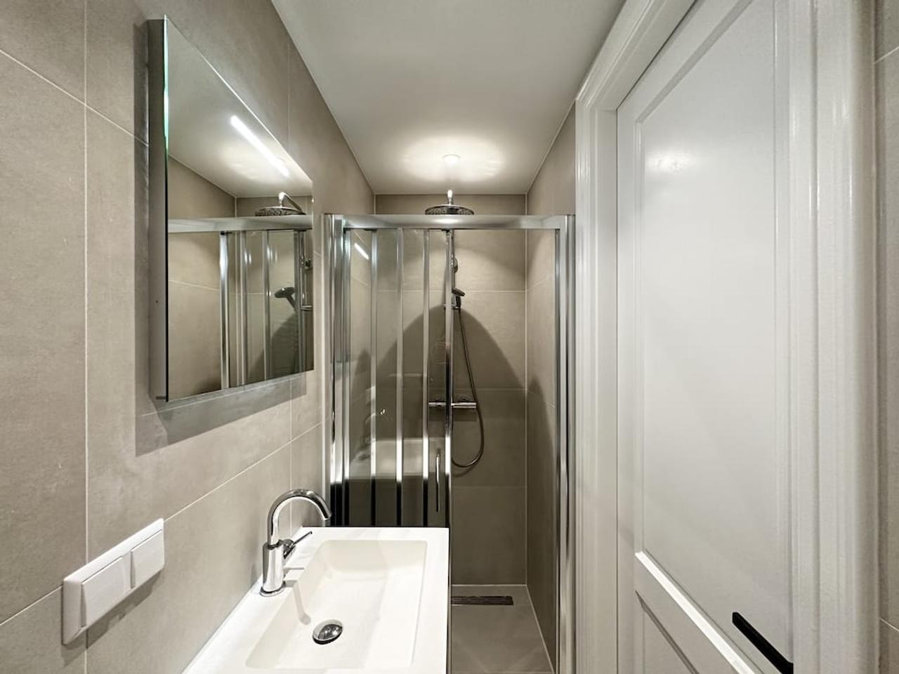 Two-Bedroom Apartment with Two Balconies in De Pijp - Image 11