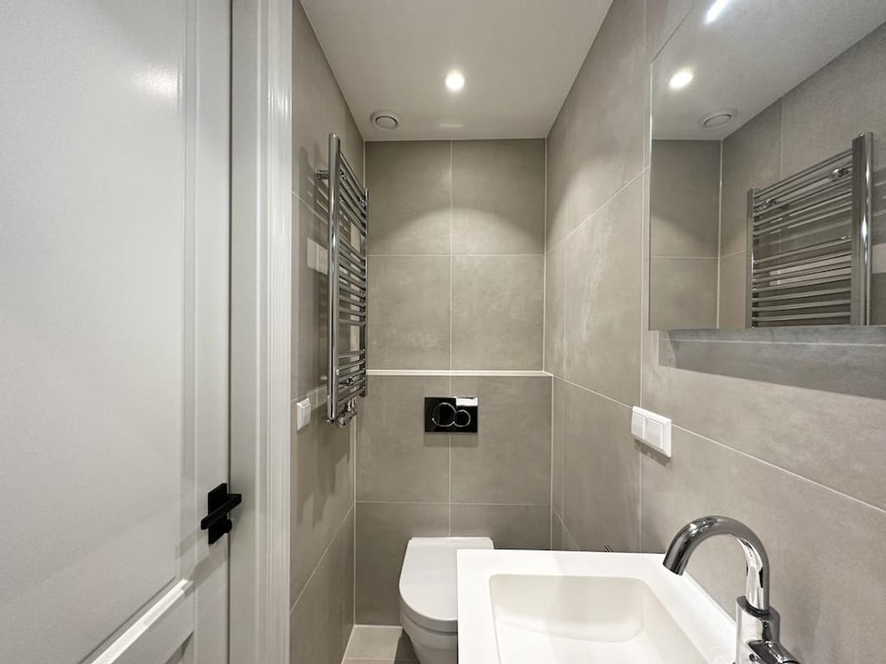 Two-Bedroom Apartment with Two Balconies in De Pijp - Image 12