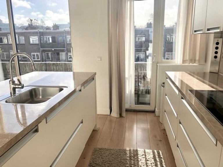 150 m² en 4 slaapkamers aan groen plein - Afbeelding 2