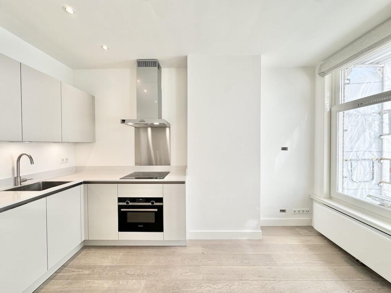 Apartment with Balcony in Staatsliedenbuurt - Image 2