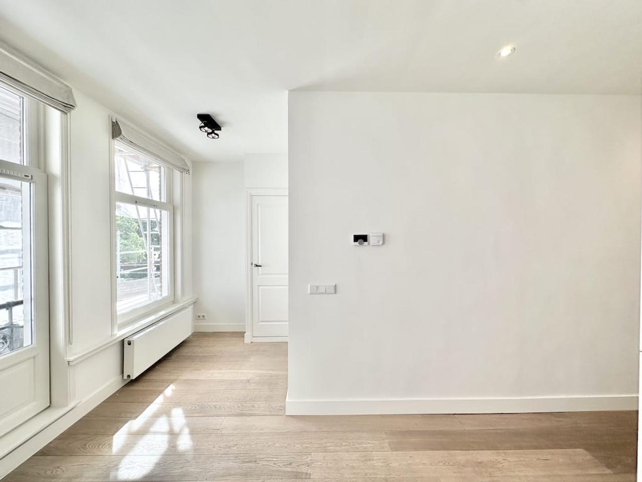 Apartment with Balcony in Staatsliedenbuurt - Image 3