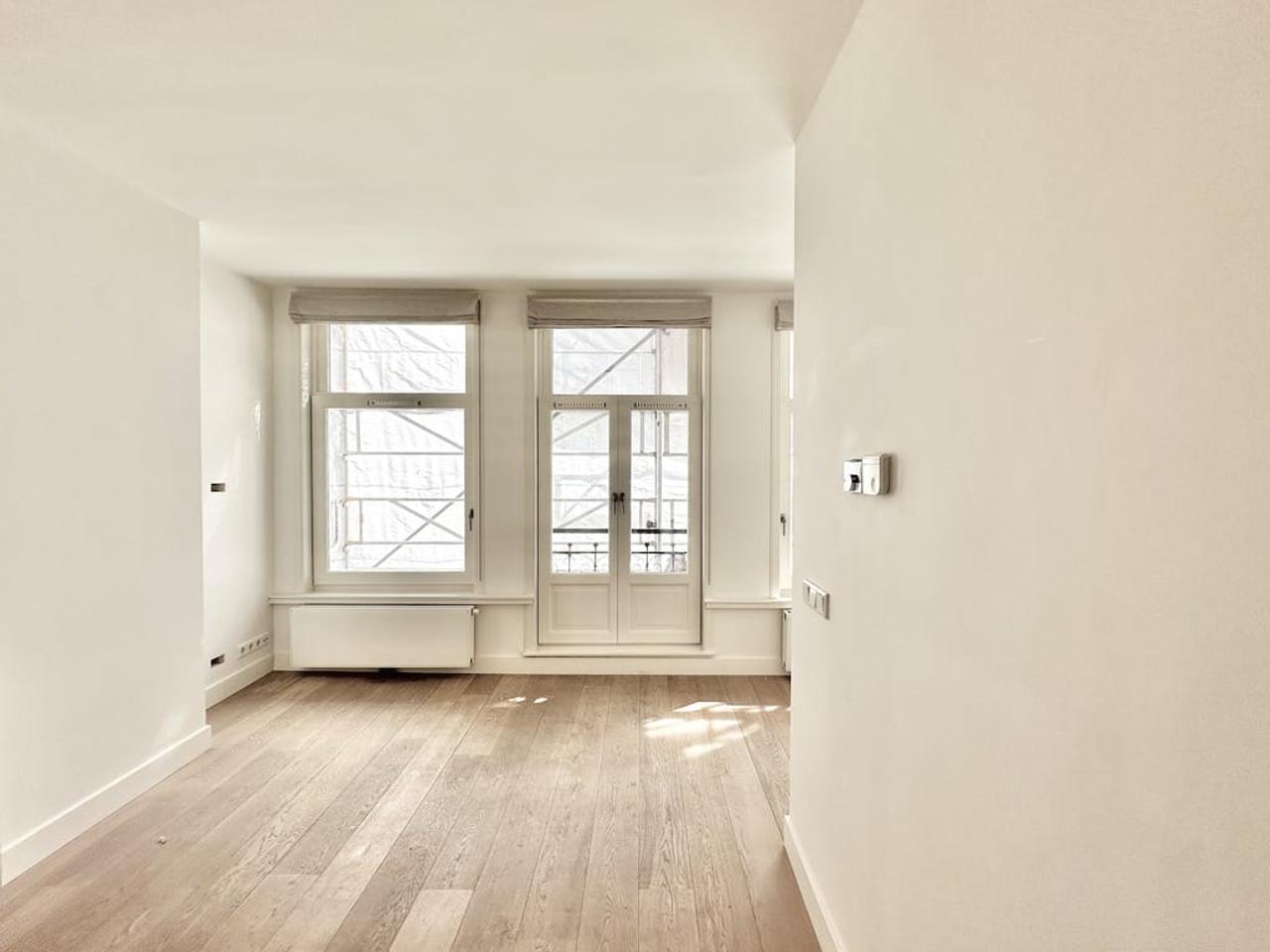 Apartment with Balcony in Staatsliedenbuurt - Image 4