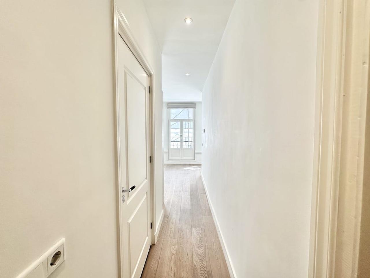 Apartment with Balcony in Staatsliedenbuurt - Image 6