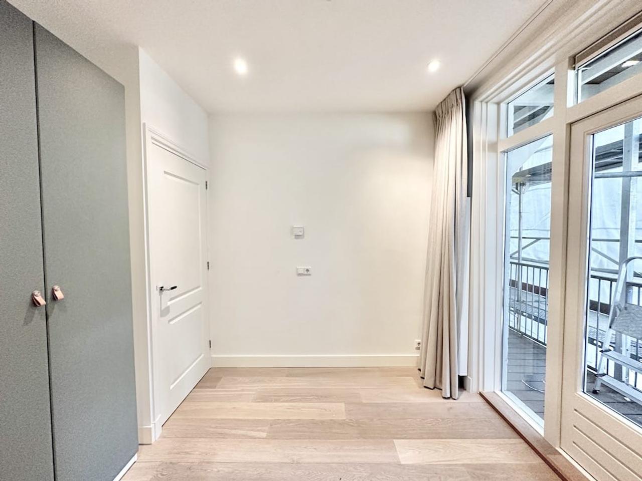 Apartment with Balcony in Staatsliedenbuurt - Image 9