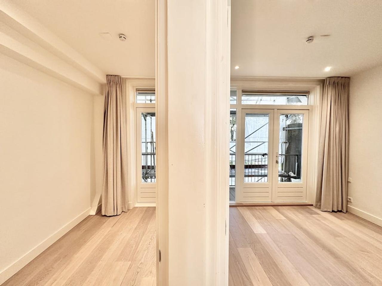 Apartment with Balcony in Staatsliedenbuurt - Image 11