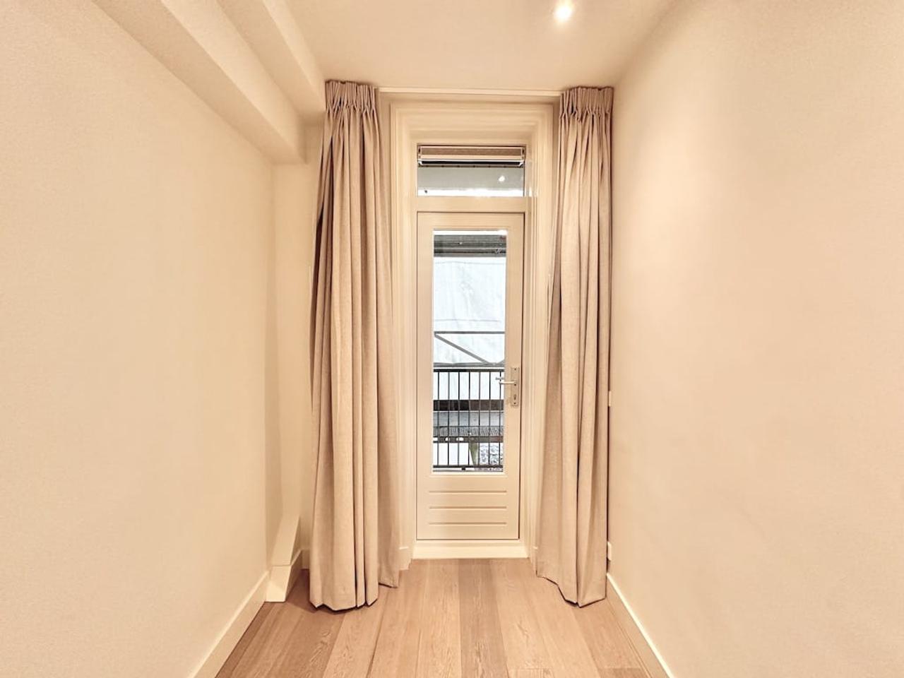 Apartment with Balcony in Staatsliedenbuurt - Image 12