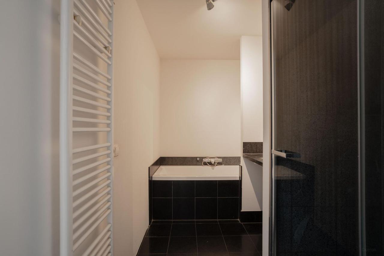 Rooftop Terrace and 2 Bedrooms in Jordaan - Image 15