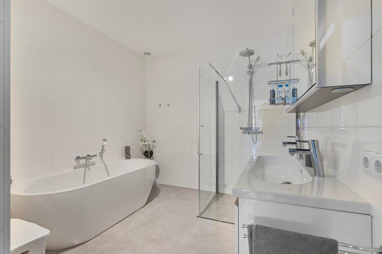 Gemeubileerd 124m² appartement met 135m² terras - Afbeelding 9