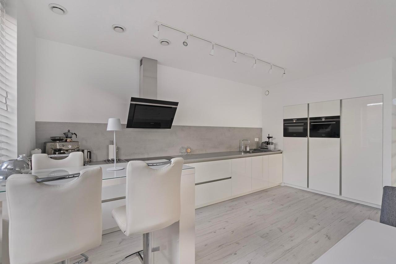 Gemeubileerd 124m² appartement met 135m² terras - Afbeelding 13