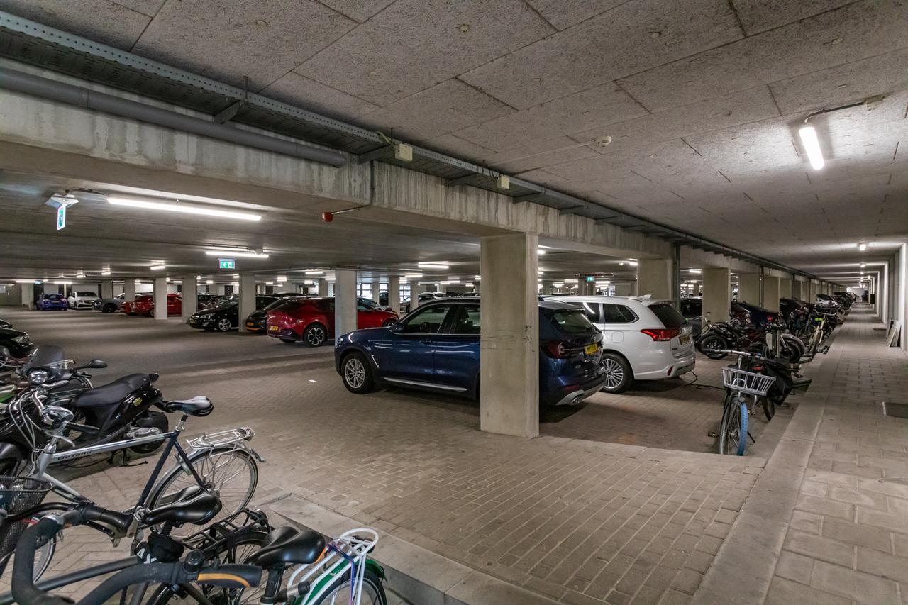 Furnished 165m² apartment with garage in Nootdorp - Image 45