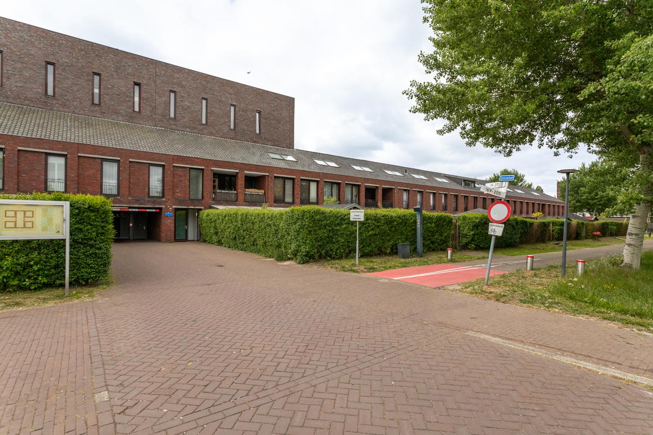 Furnished 165m² apartment with garage in Nootdorp - Image 50