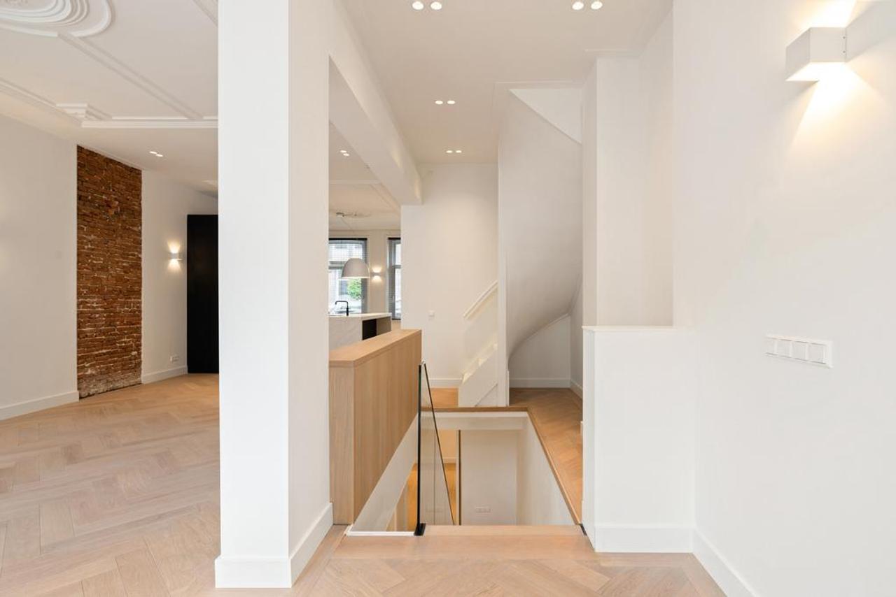 220 m² Living Space with City Garden in Oud-Zuid - Image 1