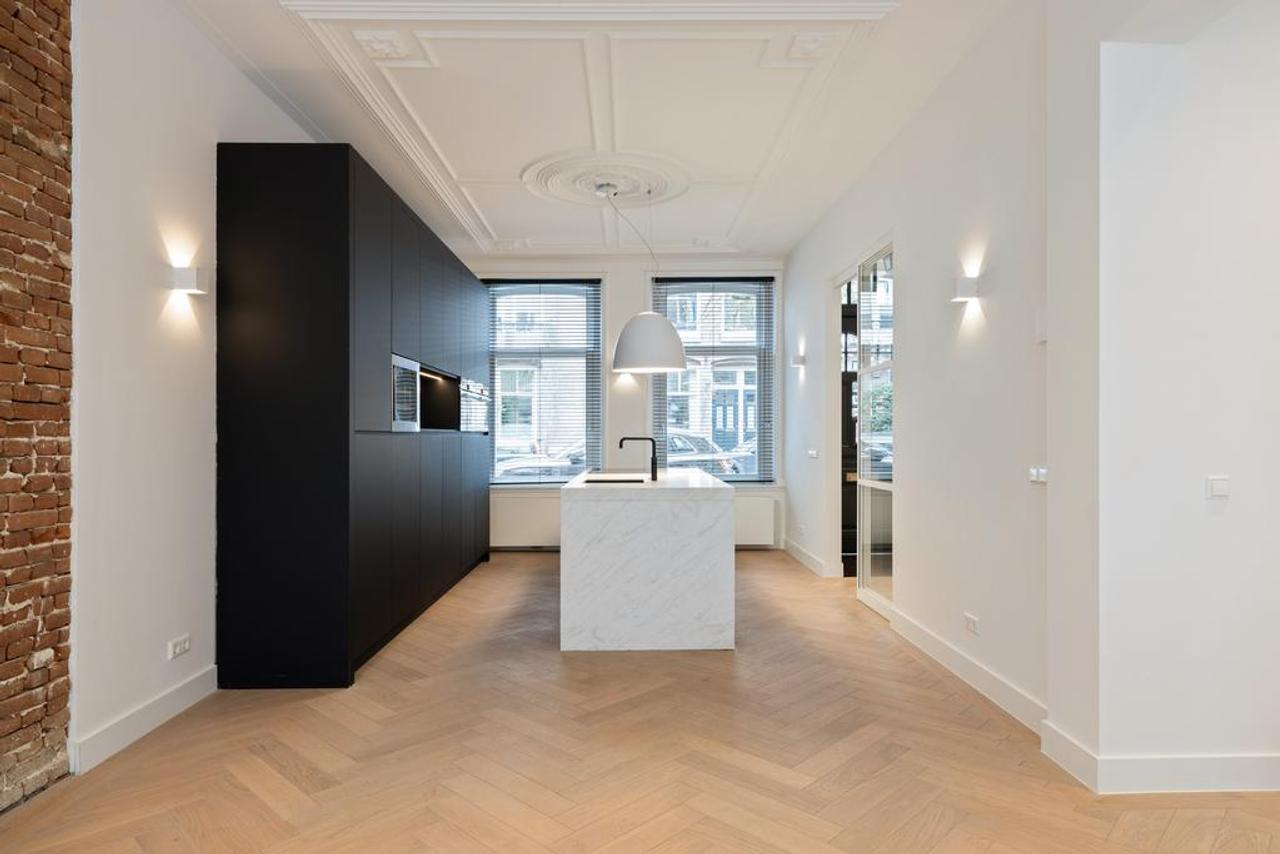 220 m² Living Space with City Garden in Oud-Zuid - Image 2