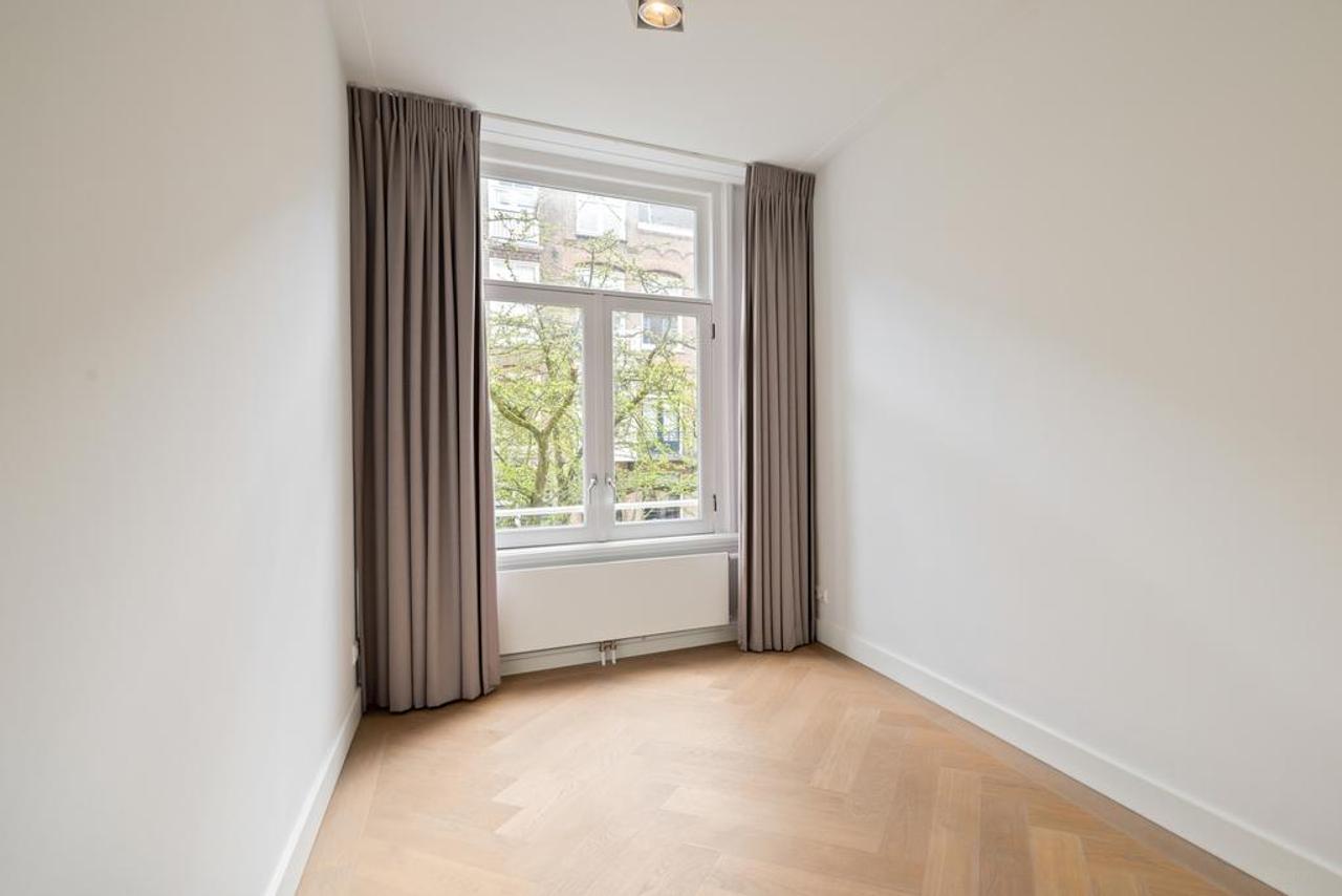 220 m² Living Space with City Garden in Oud-Zuid - Image 9