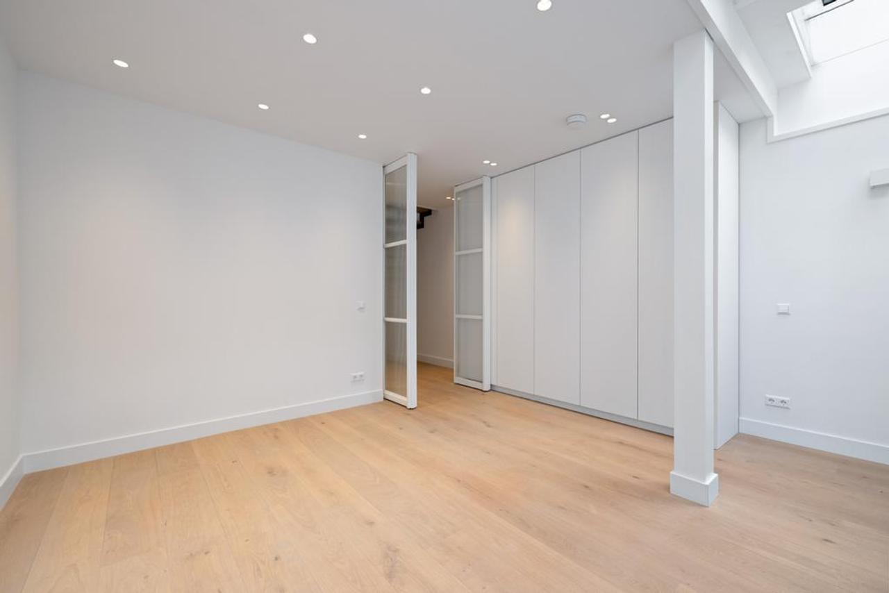 220 m² Living Space with City Garden in Oud-Zuid - Image 20