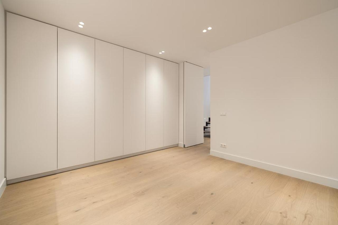 220 m² Living Space with City Garden in Oud-Zuid - Image 21