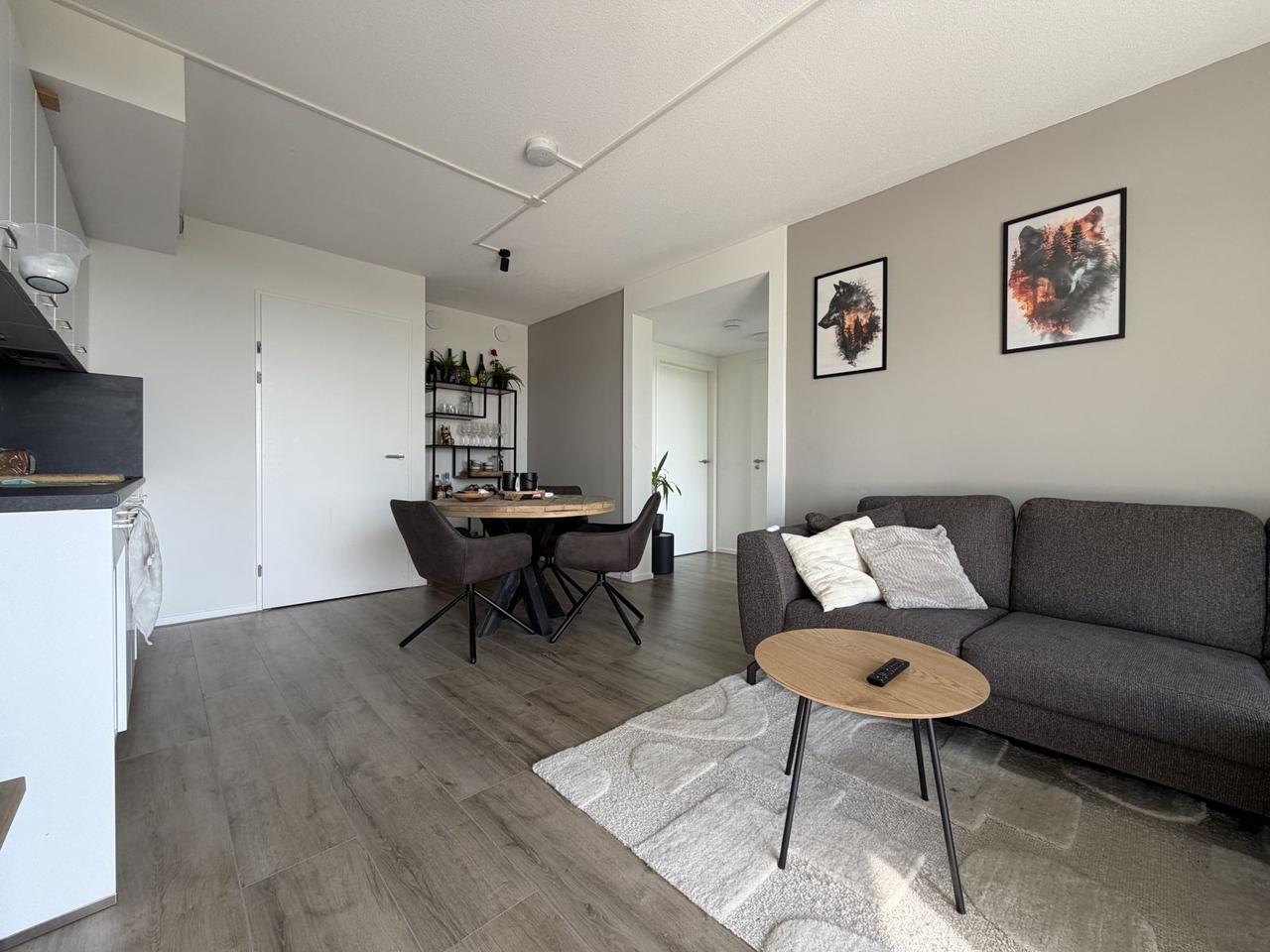 Licht 4-kamer appartement met balkon in Emmeloord - Afbeelding 2