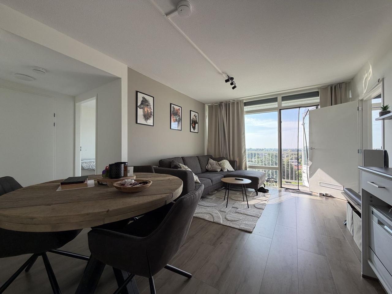 Licht 4-kamer appartement met balkon in Emmeloord - Afbeelding 3