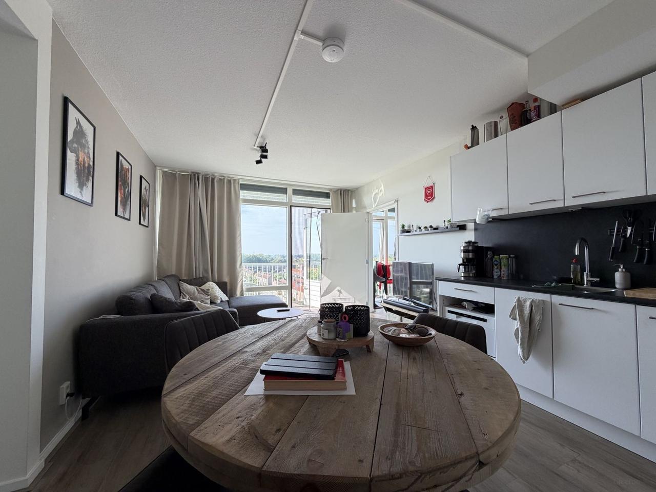 Licht 4-kamer appartement met balkon in Emmeloord - Afbeelding 5