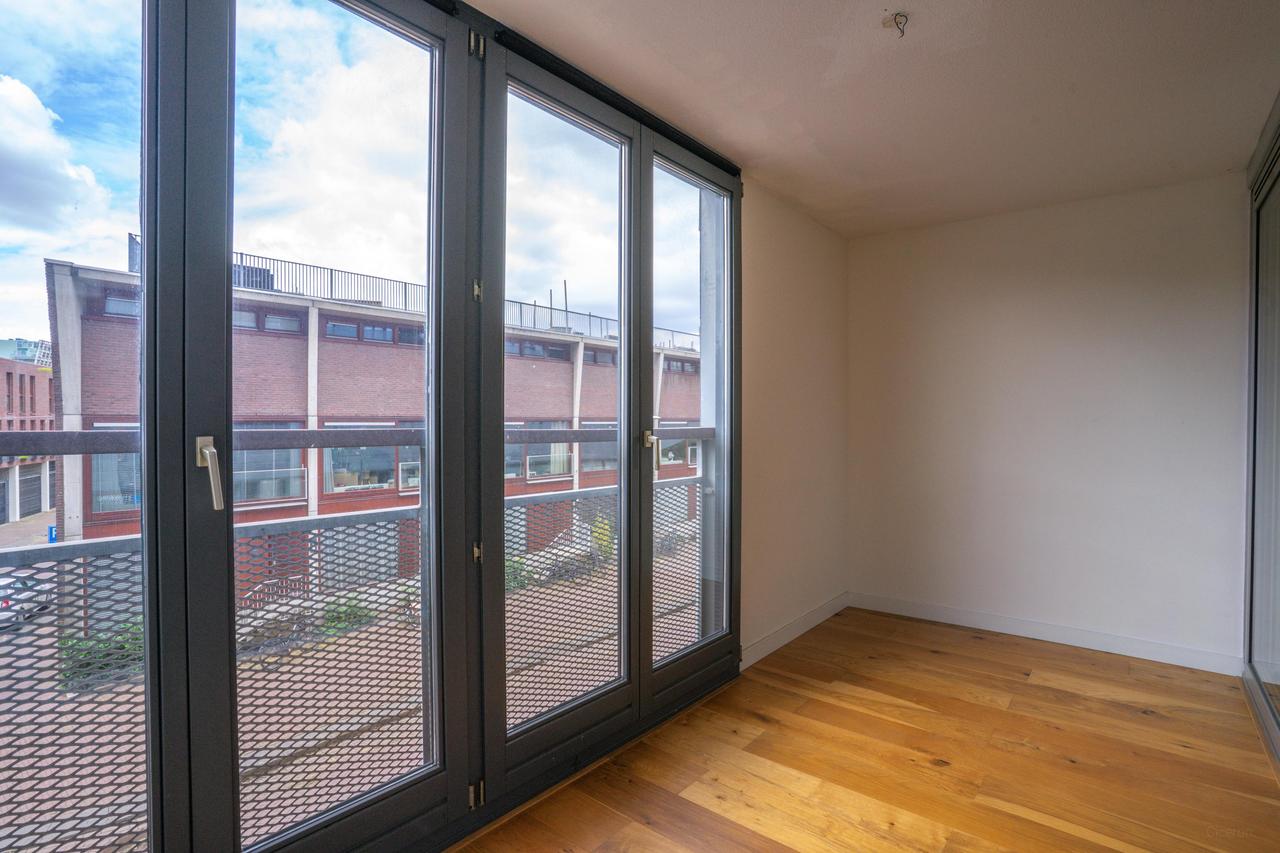 Modern 81 m² Apartment in Eastern Docklands - Image 9