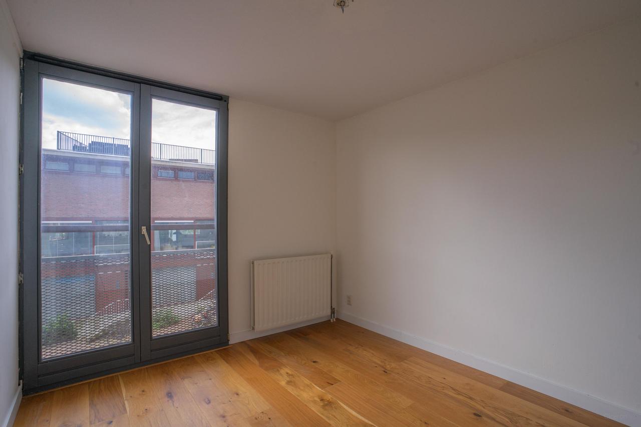 Modern 81 m² Apartment in Eastern Docklands - Image 10