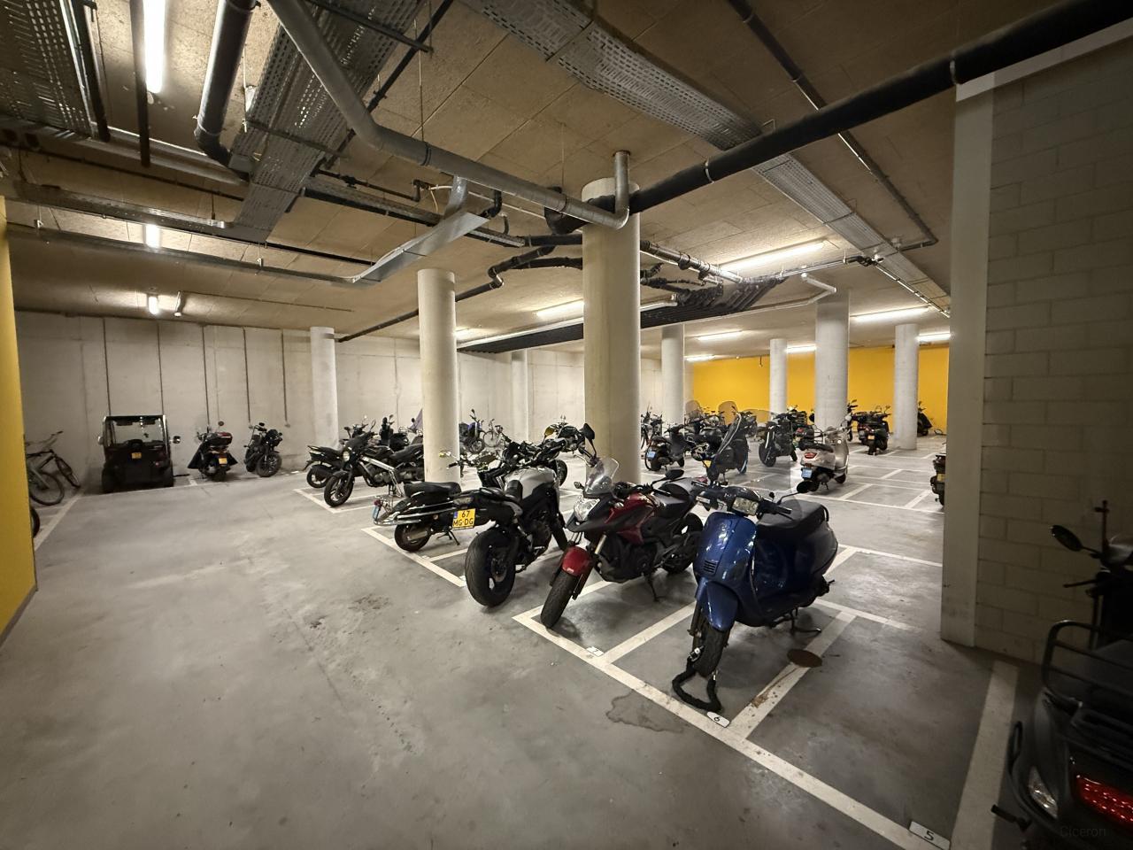 Modern 2019 studio in Bijlmer Centrum - Image 4