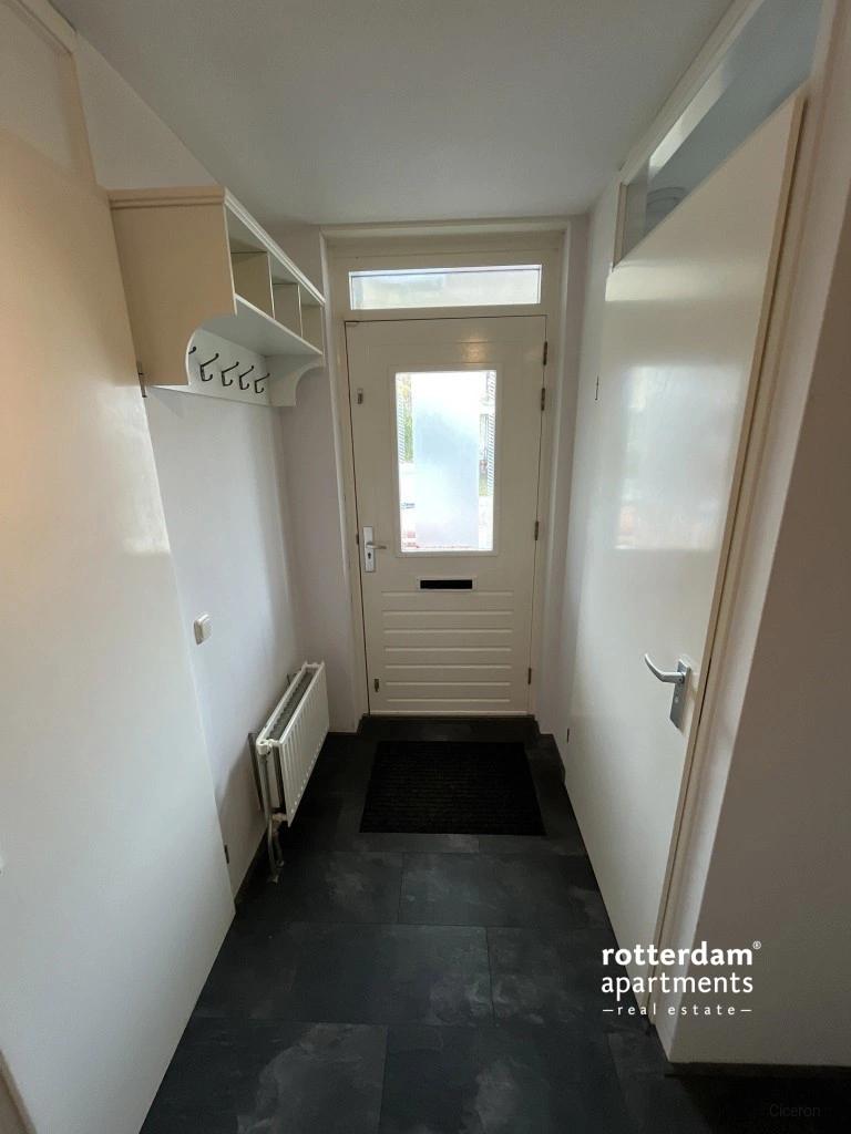 144 m² huis met tuin, garage en oprit - Afbeelding 2